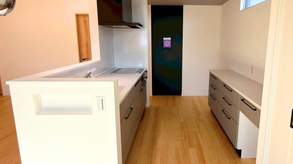 キッチン廻りはコンセント穴多め。あるとうれしいニッチ（埋め込み棚）にもコンセント。