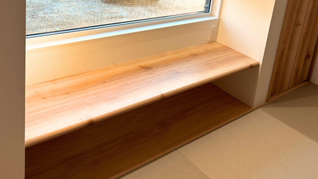 畳に座って書ける机を設置しているので畳を傷めずに～