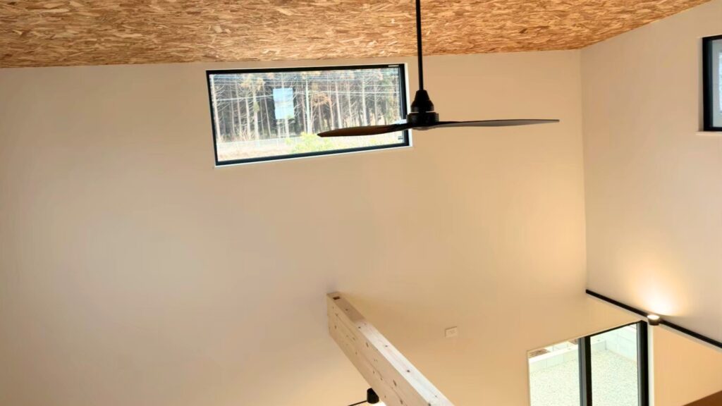 OSBボードの天井とファン