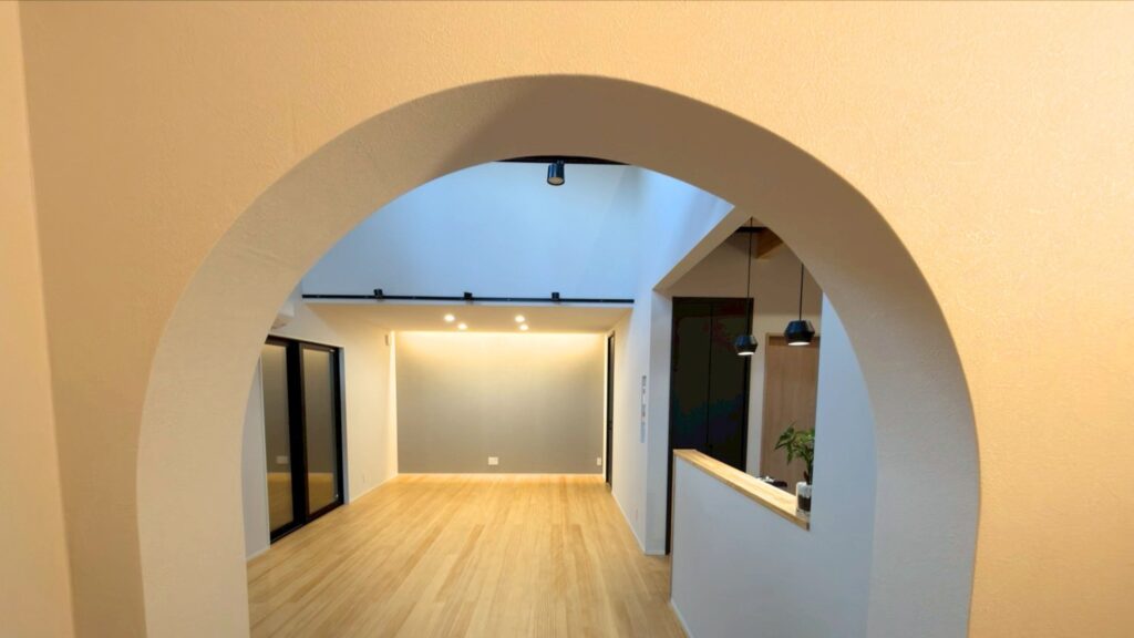 アーチ開口から