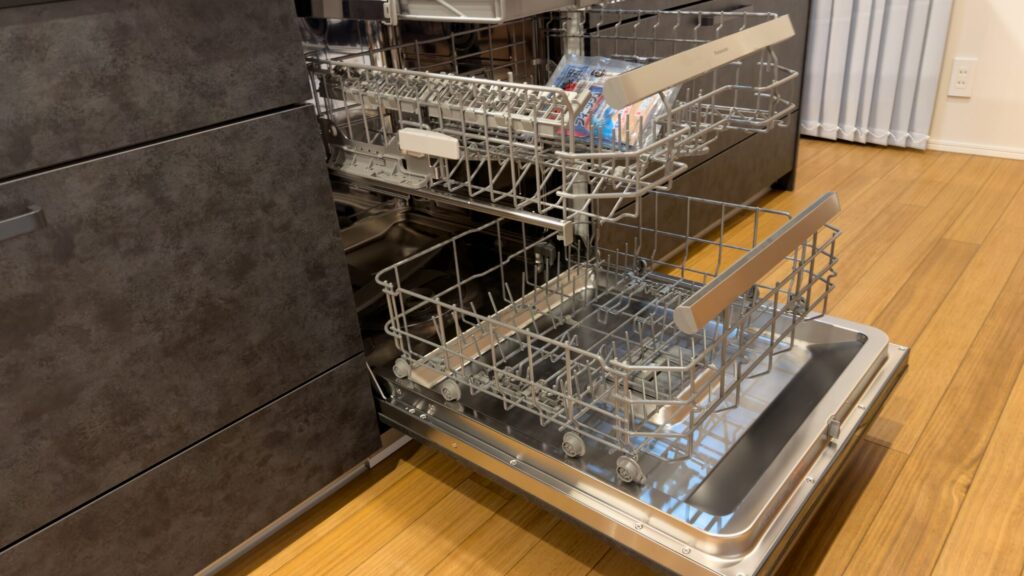 １階：Panasonic製の1日分の食器と調理器具をまとめて洗える、幅６０ｃｍのフロントオープン食器洗浄乾燥機。カラッと仕上がるナノイーＸ送風の乾燥機能も魅力です。