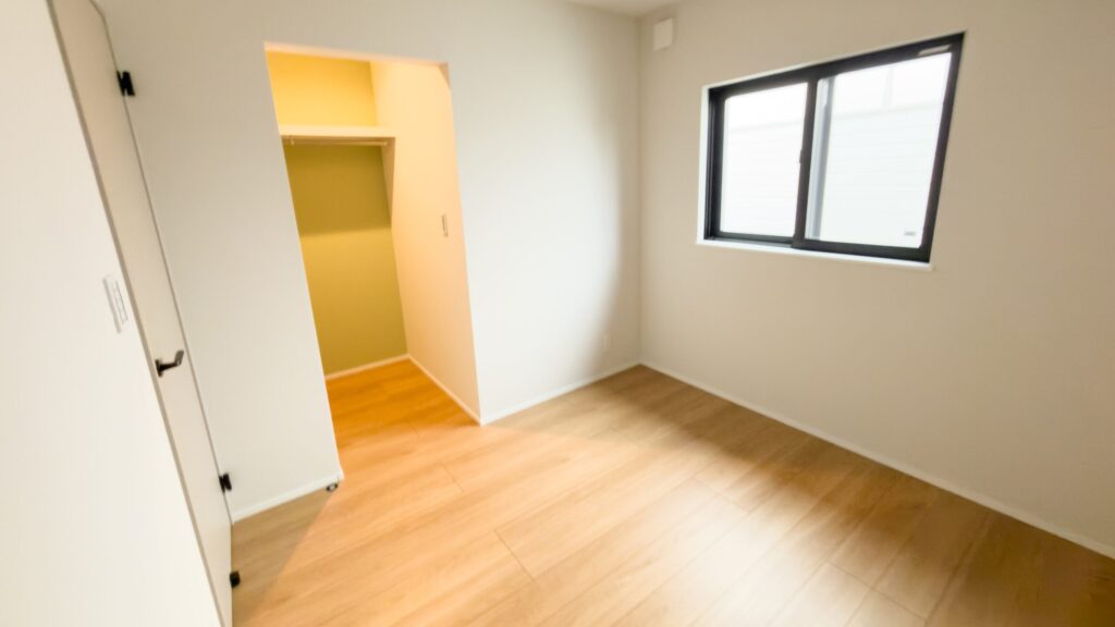 ２階：子ども部屋は木目の床と落ち着いた色合いでまとめ、家具を配置しやすいシンプルな空間です。