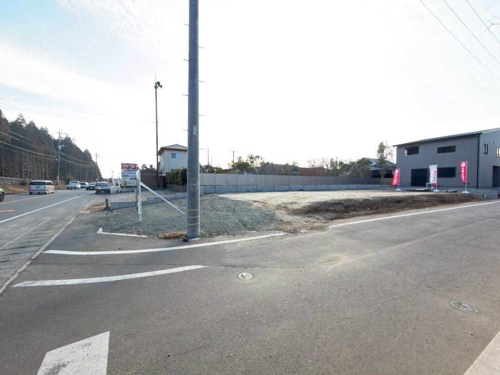 県道に接続した分譲地で、近隣にはセブンイレブンや農産物直売所があります。